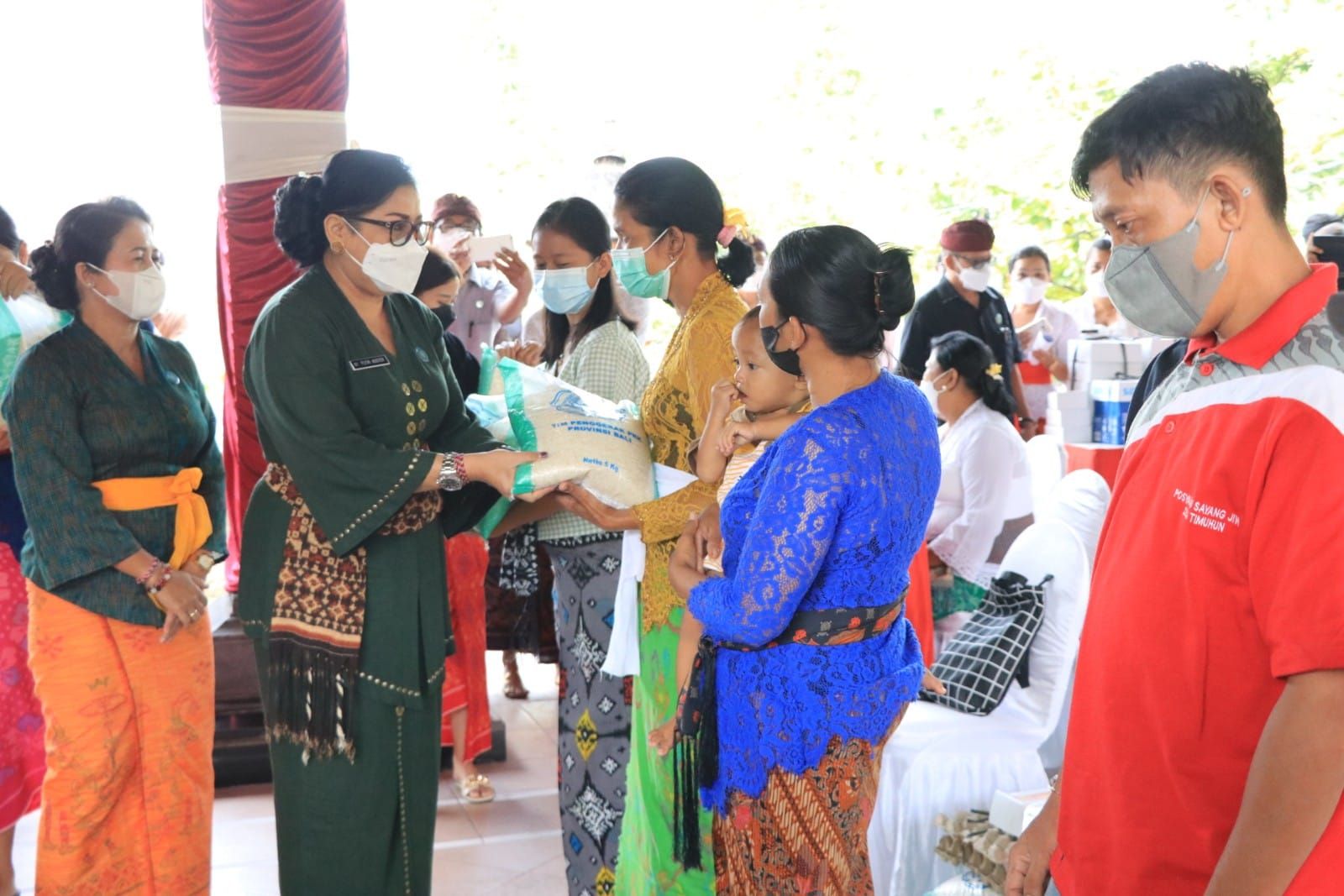 podiumnews.com-Ketua PKK Bali Berbagi di Klungkung 